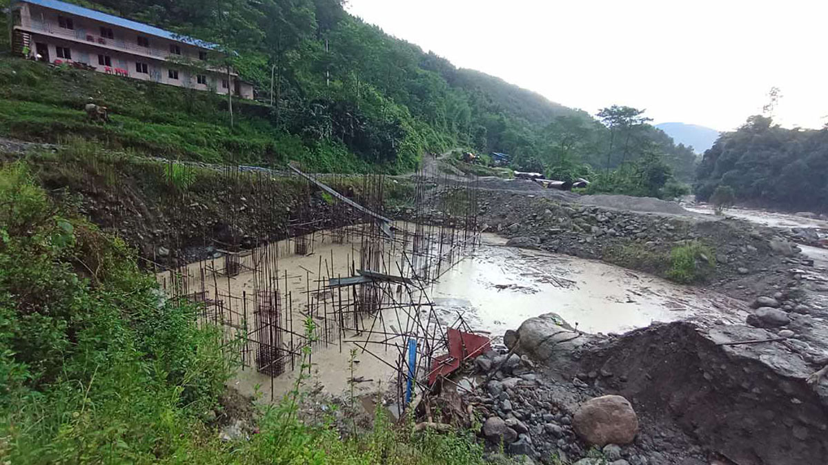 भोजपुरमा बाढीले बगाउँदा जलविद्युत् आयोजनाका दुई मजदुर बेपत्ता