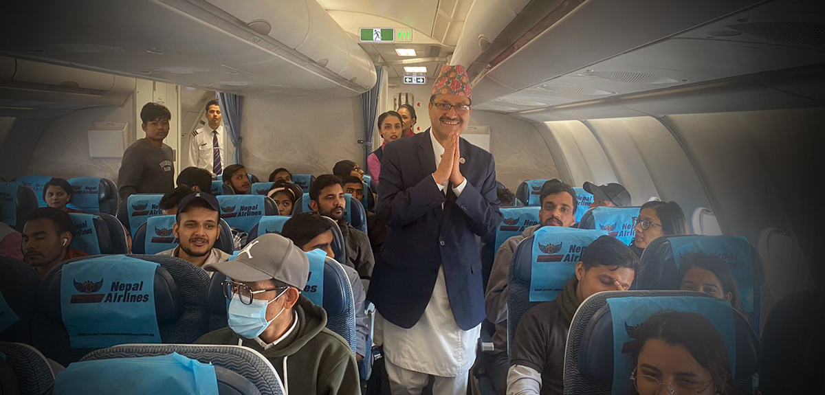 इजरायलबाट स्वदेश फर्किएका नेपालीसँग जहाजमा प्रफुल्ल परराष्ट्रमन्त्री
