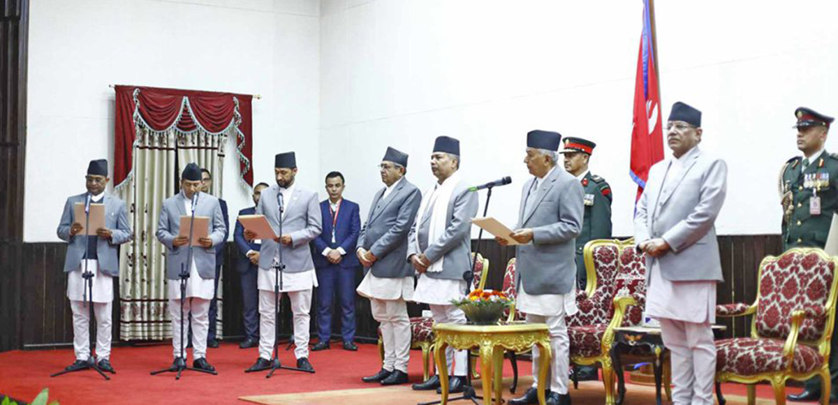 नवनियुक्त मन्त्रीले लिए शपथ