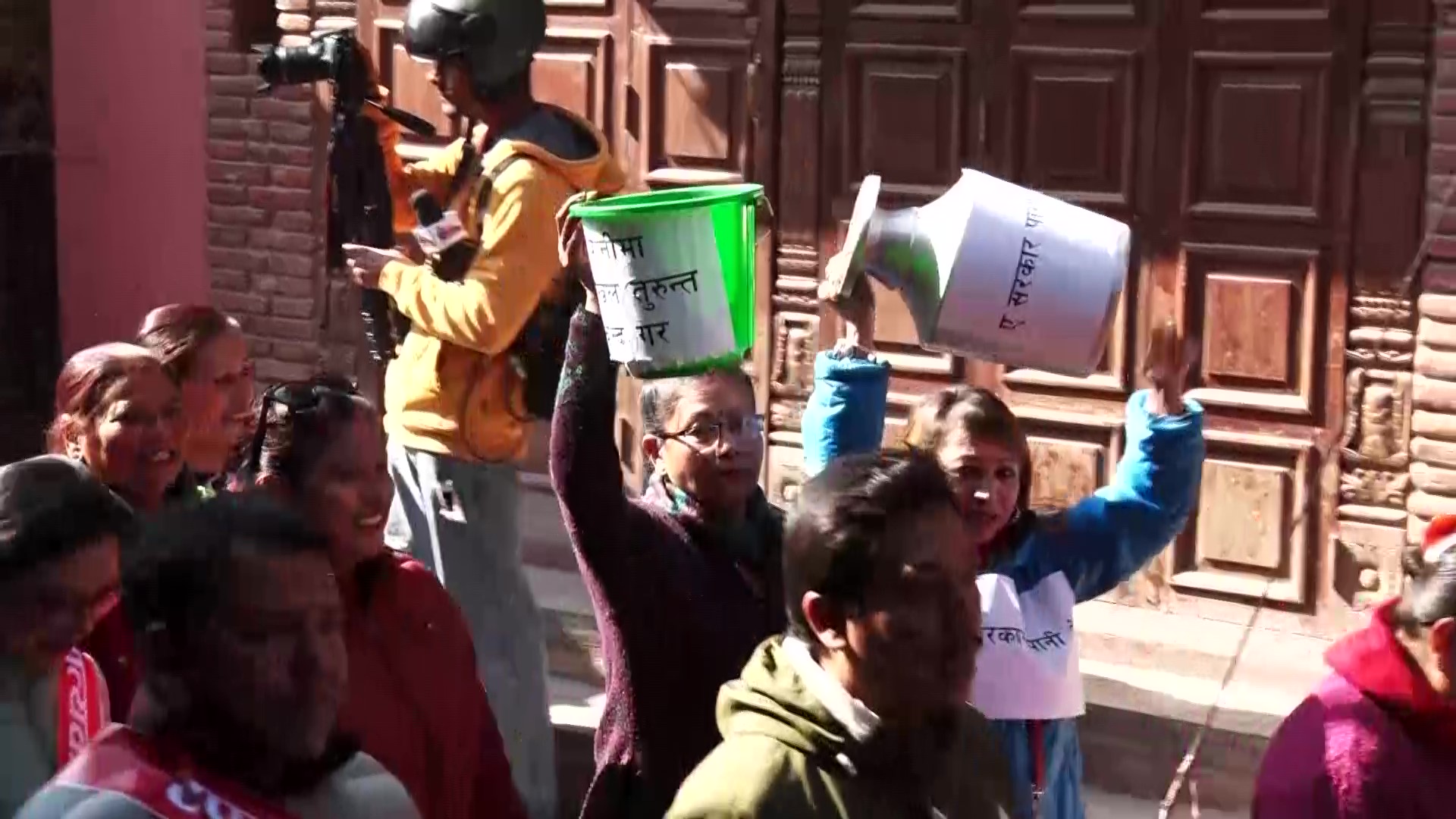 मेलम्चीकाे पानी वितरण माग गर्दै ललितपुरमा खाली गाग्रीसहित प्रदर्शन