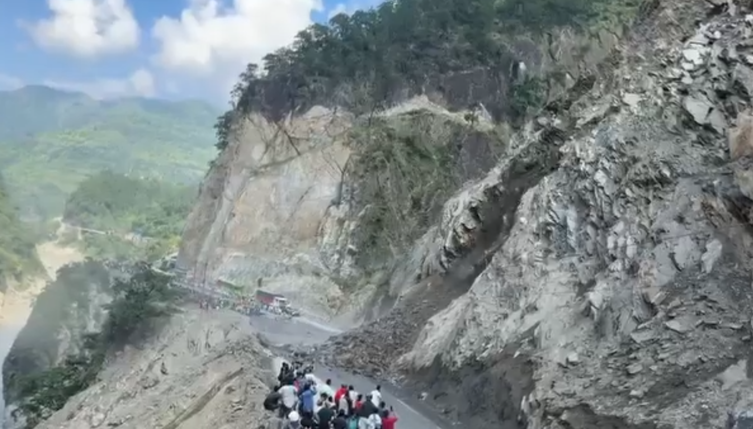 तुइन खोलामा पहिरो खसेपछि नारायणगढ–मुग्लिन सडकखण्ड पुनः अवरुद्ध