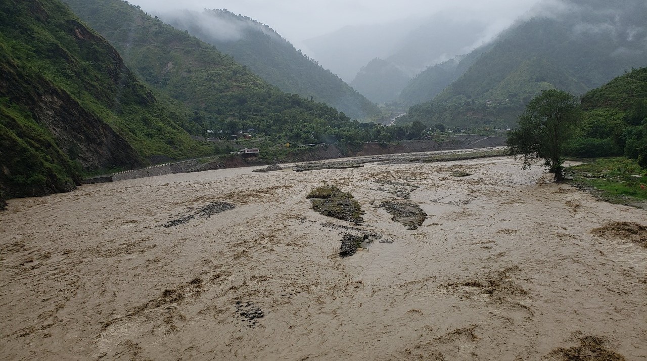 रोशी खोलाले बिपी राजमार्ग बगाएपछि आवागमन ठप्प, बनाउन कम्तीमा एक हप्ता लाग्ने