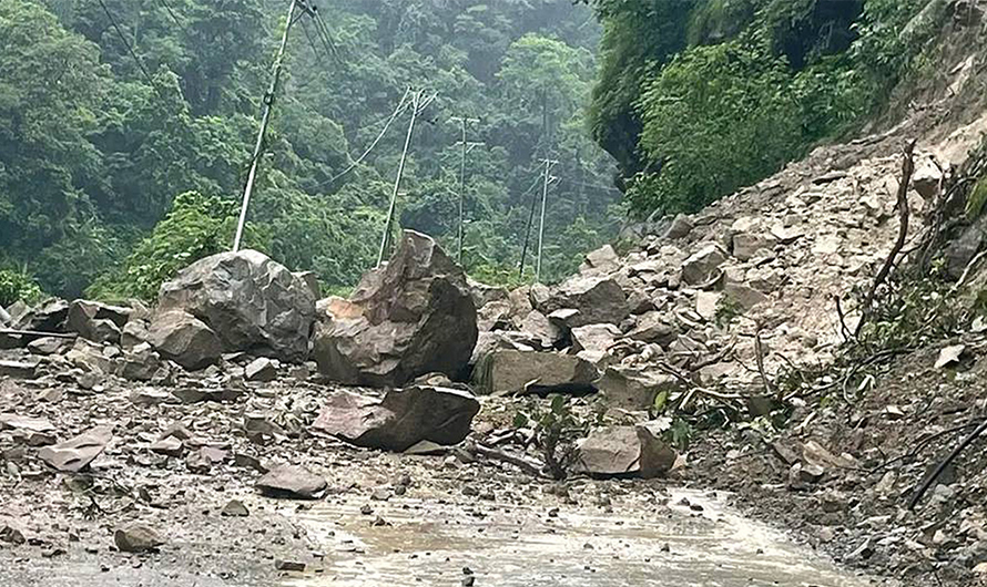 पहिरोका कारण त्रिभुवन राजपथ सडक अवरुद्ध