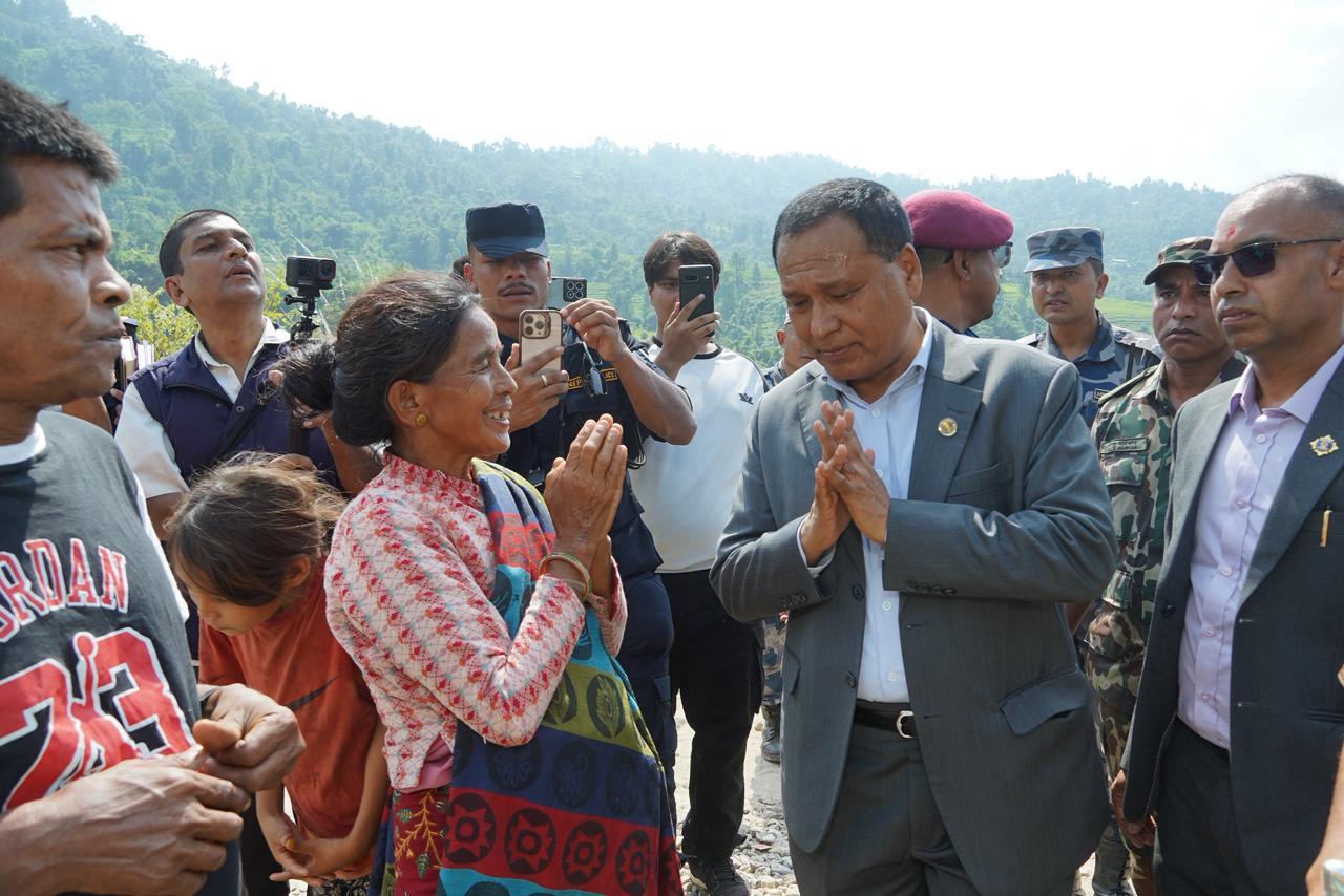 मन्त्री घिसिङलगायतको टोली इलाममा, चाँडो सडक सञ्चालन गर्न निर्देशन