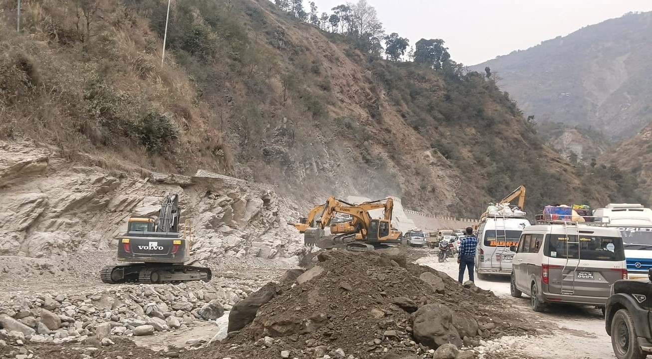 बिपी मार्गको अस्थायी मर्मत कार्य तीव्र, रोशीखोला क्षेत्र प्राथमिकतामा