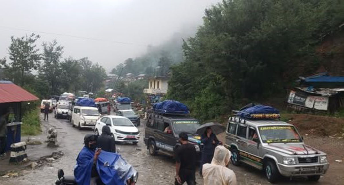 वर्षाको कारण बिपी राजमार्ग अवरुद्ध 