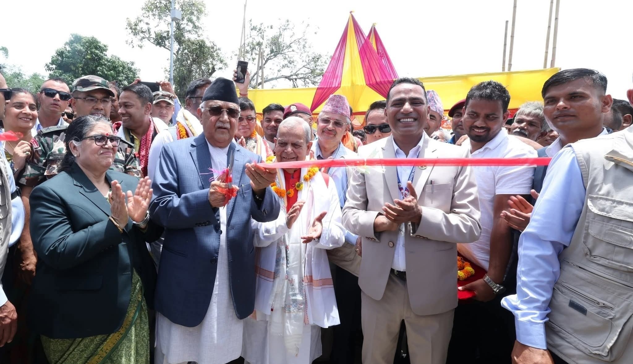 प्रधानमन्त्रीले उद्घाटन गरे मटिहानीको पुल र प्रसूति गृह भवन