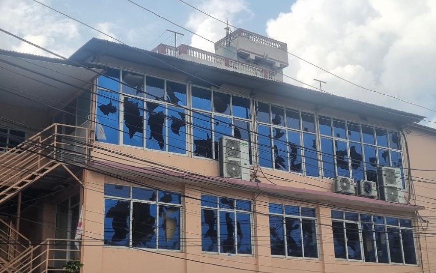 प्रदर्शनकारीद्वारा नेकपा एसको कार्यालय तोडफोड