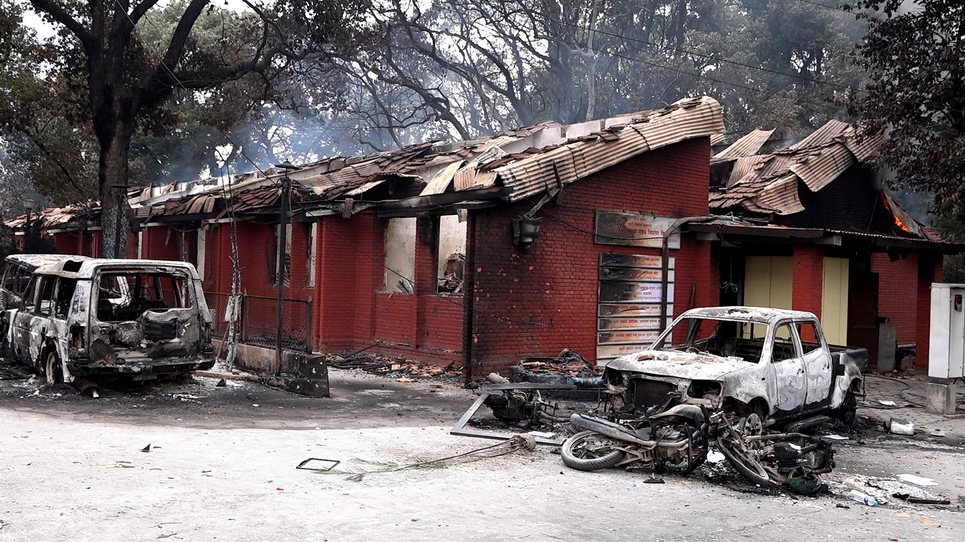 अझै बल्दैछन् अदालत र शहरी विकास तथा भवन निर्माण विभाग [फोटो फिचर]