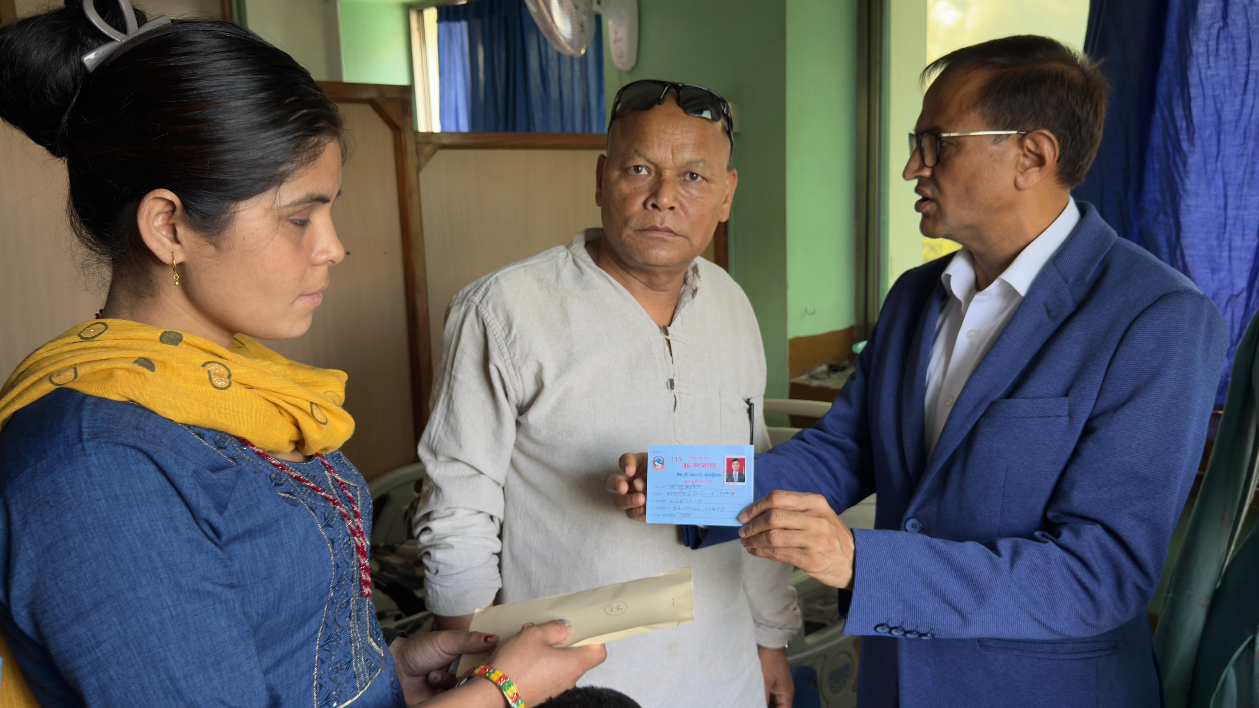 जेनजी आन्दोलनमा घाइते भएका दिपेन्द्र बस्नेतले पाए घाइते परिचयपत्र