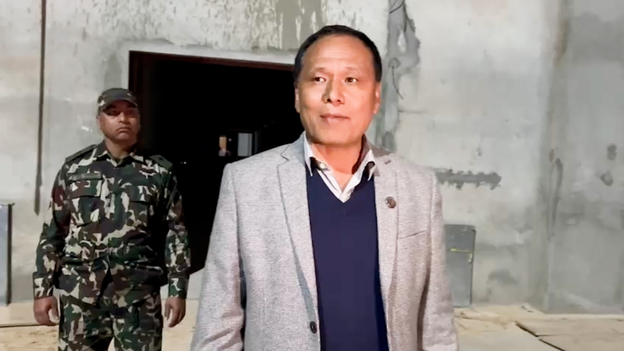 मन्त्री कुलमान घिसिङले गरे निर्माणाधीन संसद भवनको आकस्मिक निरीक्षण 