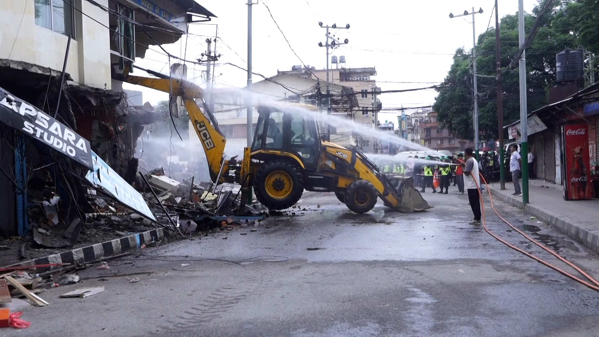 ललितपुर महानगरले न्हुः पोखरी वरिपरिका संरचना भत्कायो [तस्बिरहरू]