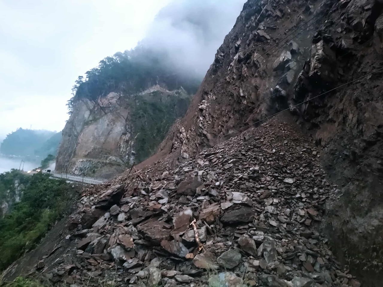 नारायणगढ–मुग्लिन सडकमा ठूलो पहिरो, आवागमन खुल्न कम्तीमा ४ घण्टा लाग्ने 