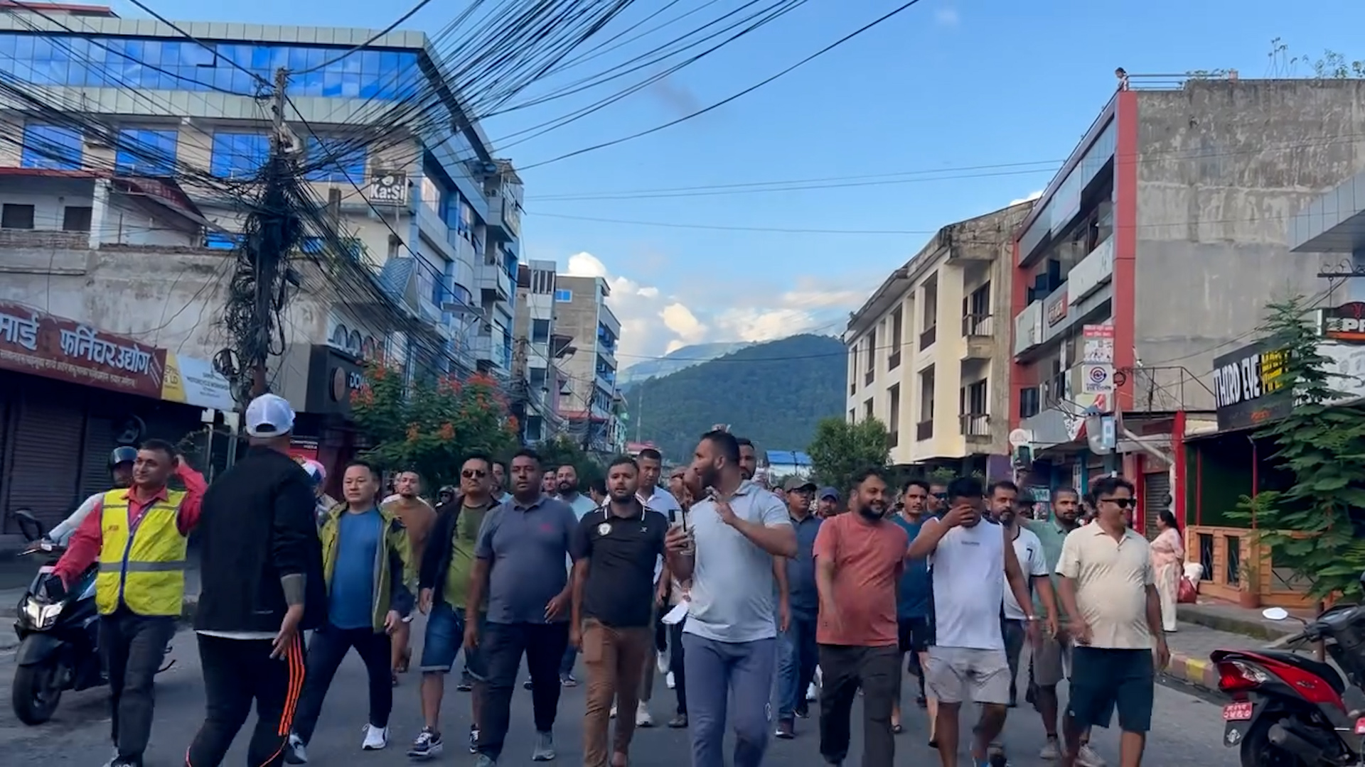 हेटौँडामा एमाले र कांग्रेसद्वारा संविधानको पक्षमा प्रदर्शन