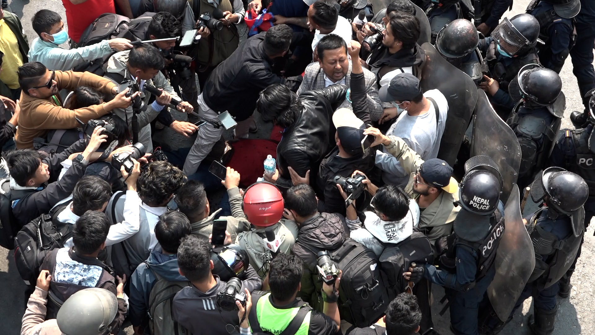 कुलमानका समर्थक र प्रहरीबीच प्राधिकरण अगाडी धकेलाधकेल