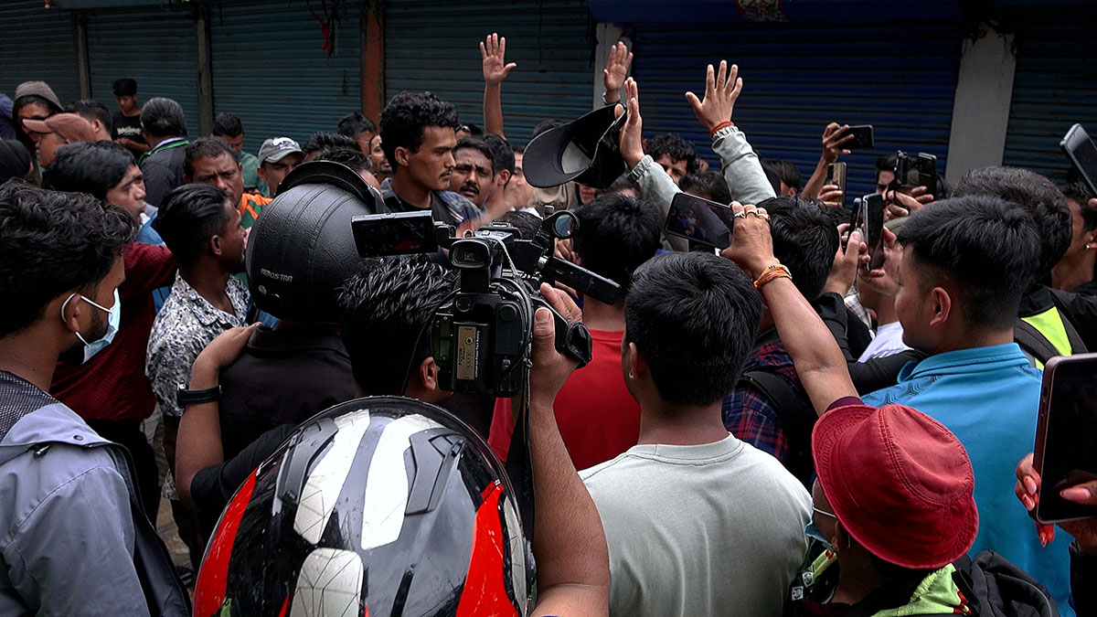 जेनजीहरुबीच नै एकआपसमा लफडा, कुटपिटमै उत्रिए [तस्बिरहरू]