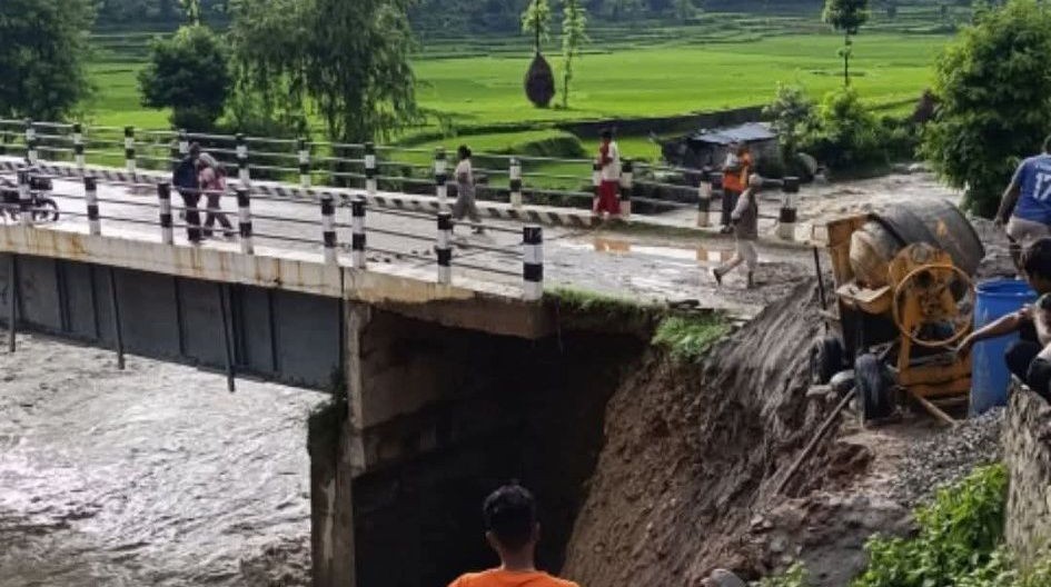 भटौली खोलामा कटानपछि मन्थली–पकरबास सडक अवरुद्ध, सवारी आवागमन रोकियो 