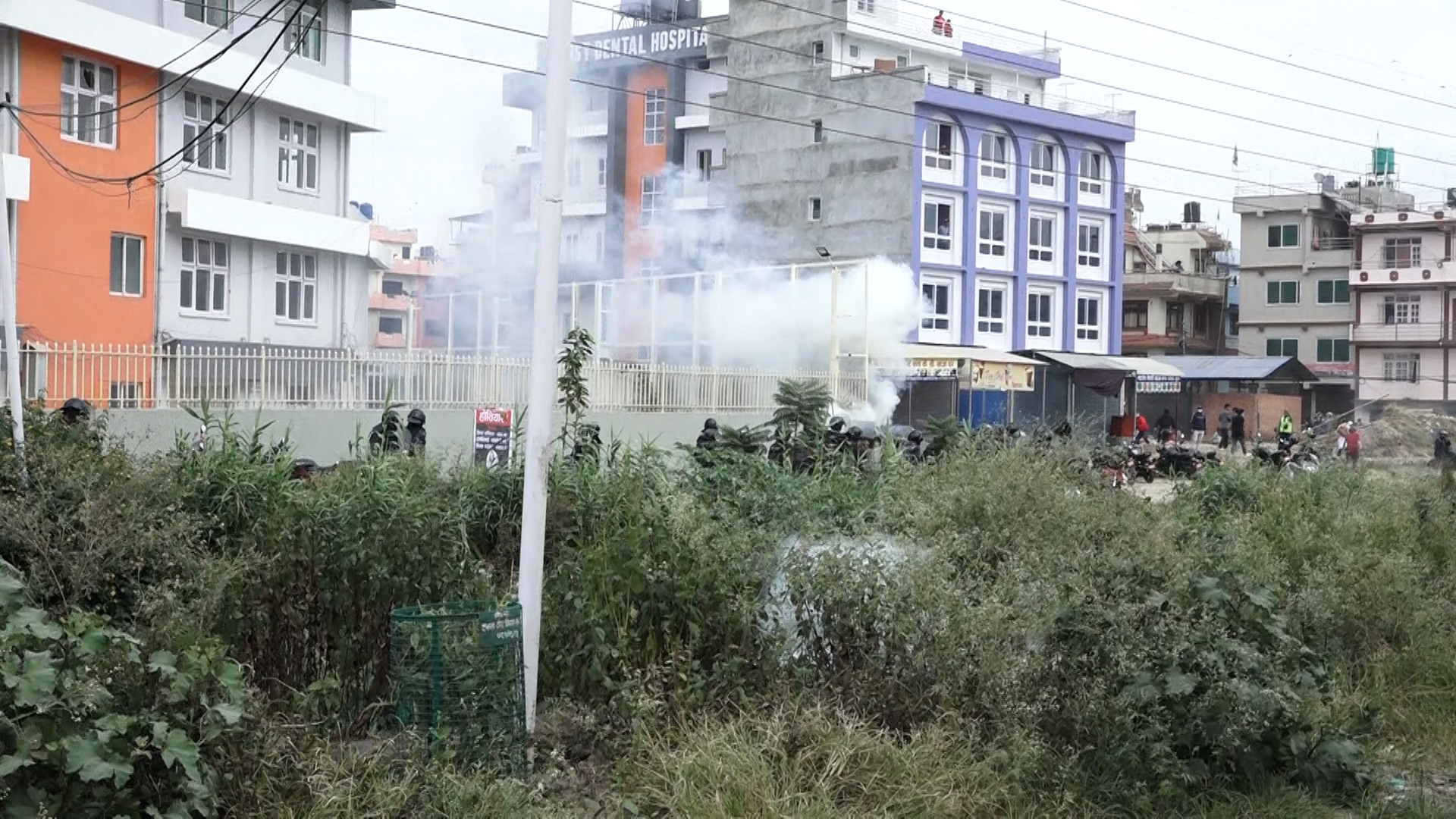 किष्ट अस्पतालमा तनाव, स्थिति नियन्त्रणमा लिन प्रहरीले अस्पतालभित्रै हान्यो अश्रु ग्यास [तस्बिरहरू]