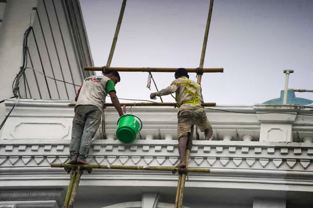 जेनजी आन्दोलनमा जलेको अर्थमन्त्रालय रंग्याइँदै [फोटो फिचर]