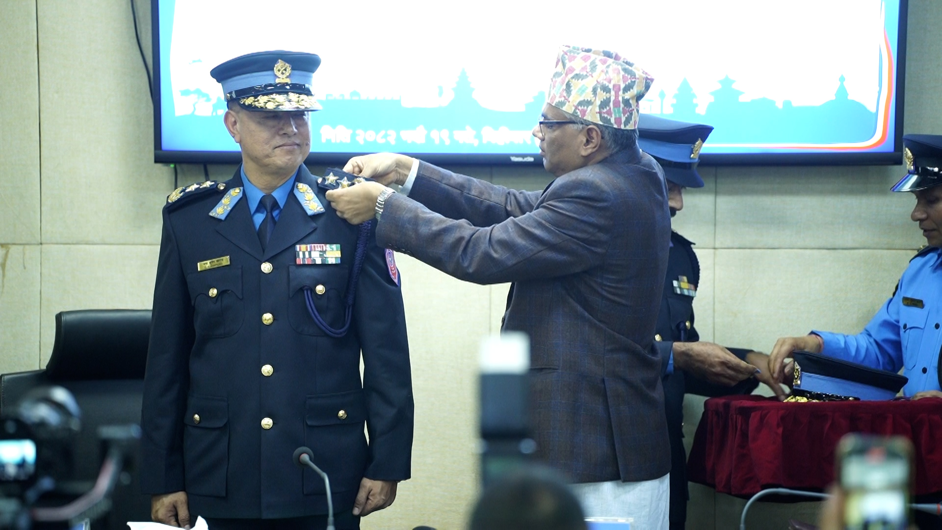 नवनियुक्त प्रहरी महानिरीक्षक खापुङलाई दर्ज्यानी चिह्न प्रदान