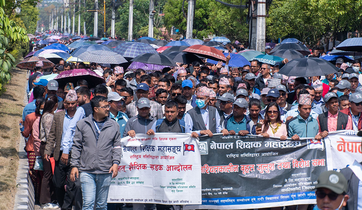 बिहानै सडकमा शिक्षक [फोटो फिचर]