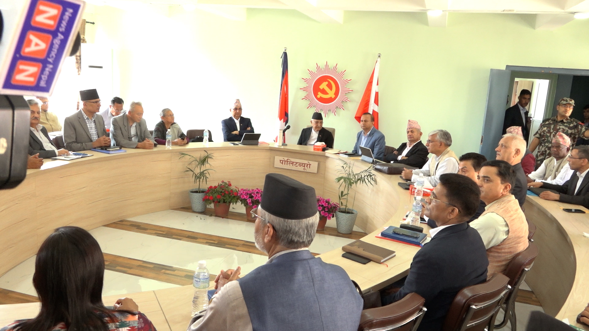 एमालेको पोलिटब्युरो बैठक ढिलोगरी च्यासलमा सुरु, आजै सकाउने तयारी 