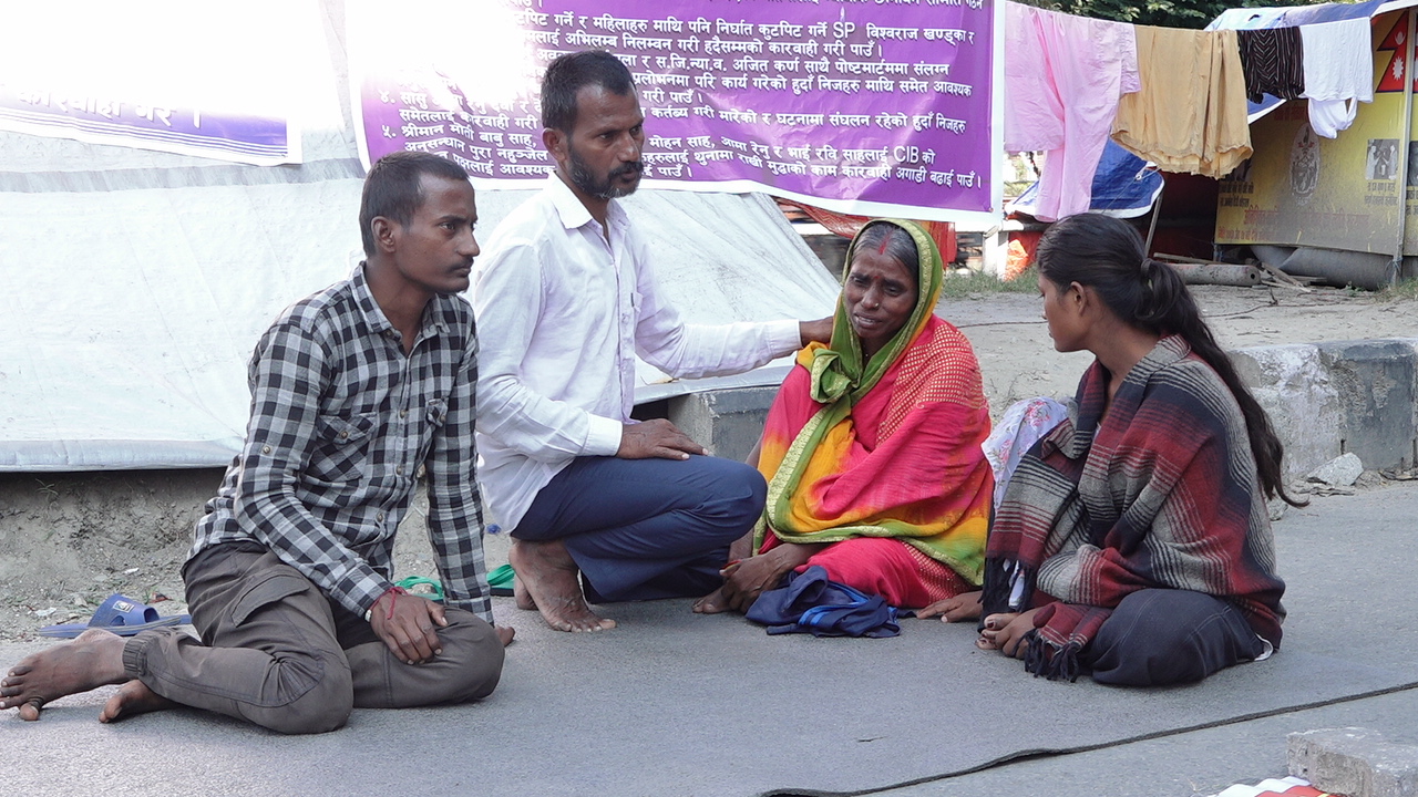 १ सय ३२ दिनदेखि न्यायका लागि लड्दै एक परिवार, जो दशैँमा पनि धर्नामा छ
