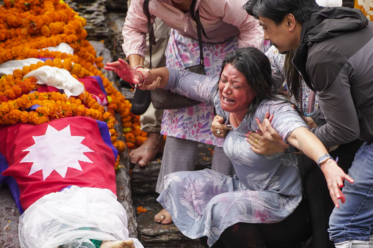 आर्यघाटमा मृतकका आफन्त विक्षिप्त, शुभेच्छुक भावविह्वल