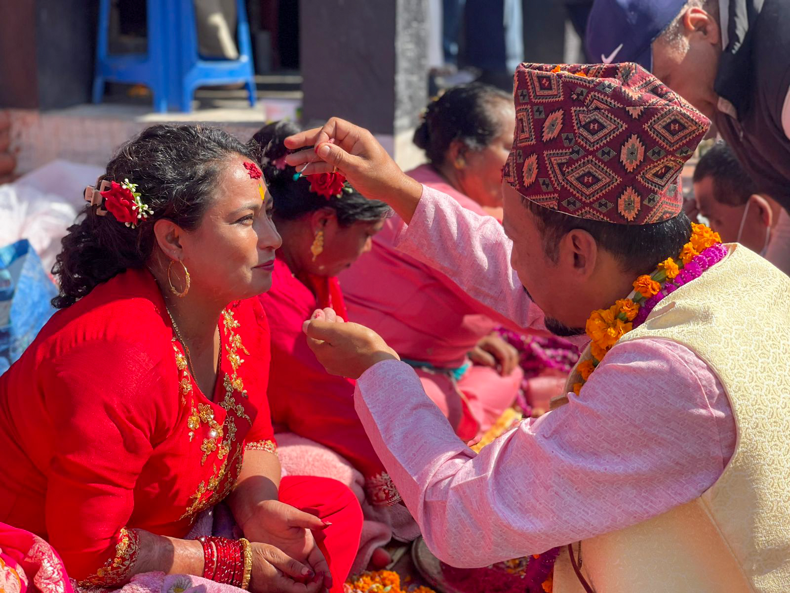 दिदीबहिनी र दाजुभाइ नहुनेले बालगाेपालेश्वरमा यसरी लगाए भाइटिका [फाेटाे फिचर]