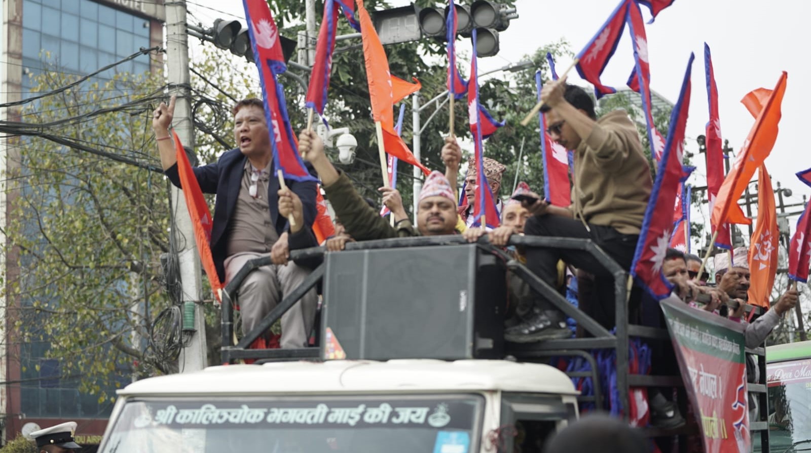 पूर्वराजा शाहका समर्थकहरू विमानस्थलको मुख्य गेट अगाडि भेला