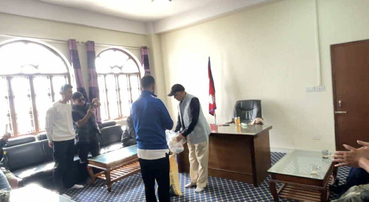 बाढी प्रभावित इलामका युवा आक्रोशित, मेयरलाई नै दिए राहत