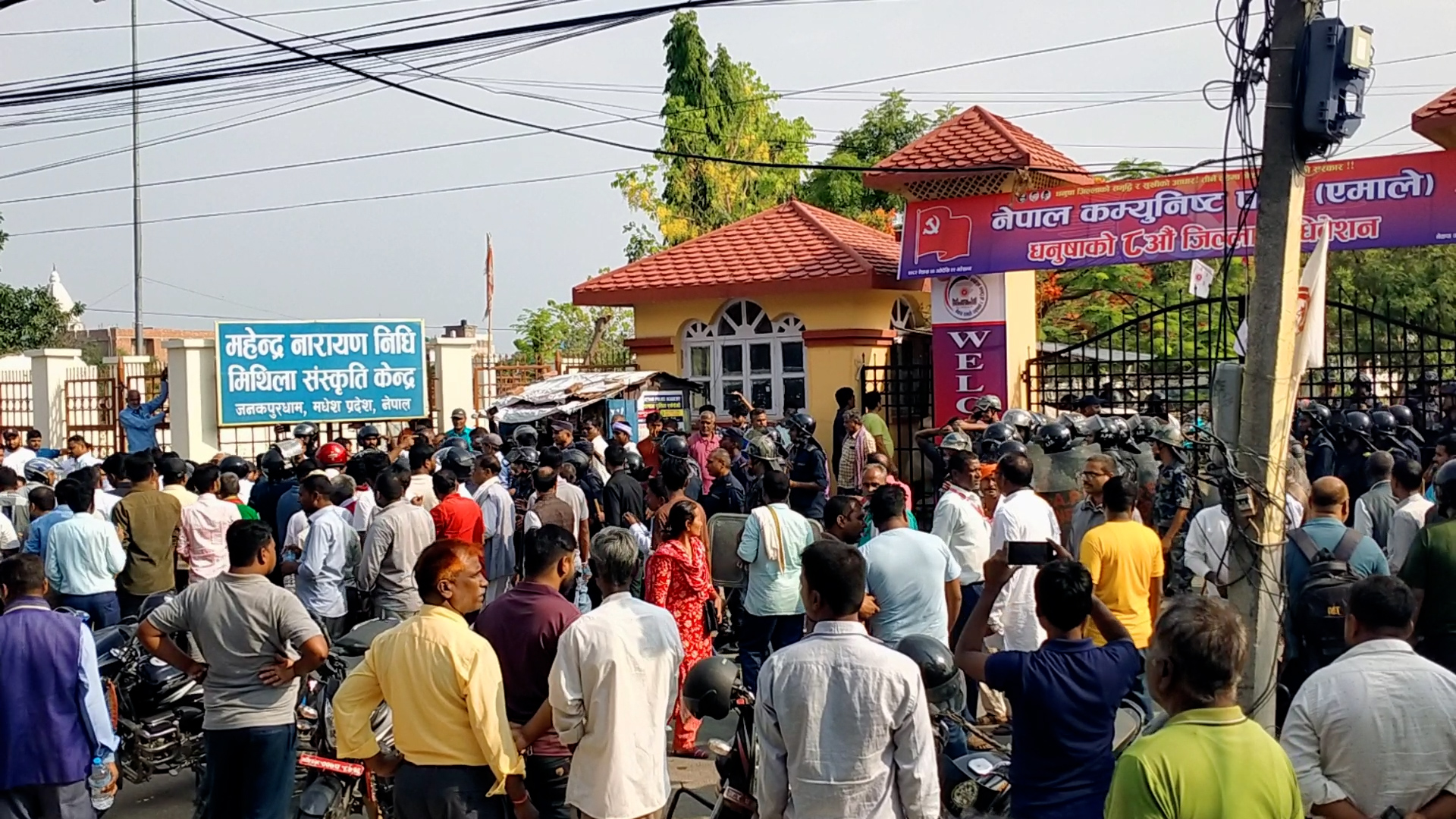 एमाले धनुषा अधिवेशनमा झडप, अवस्था तनावग्रस्त [तस्बिरहरू]