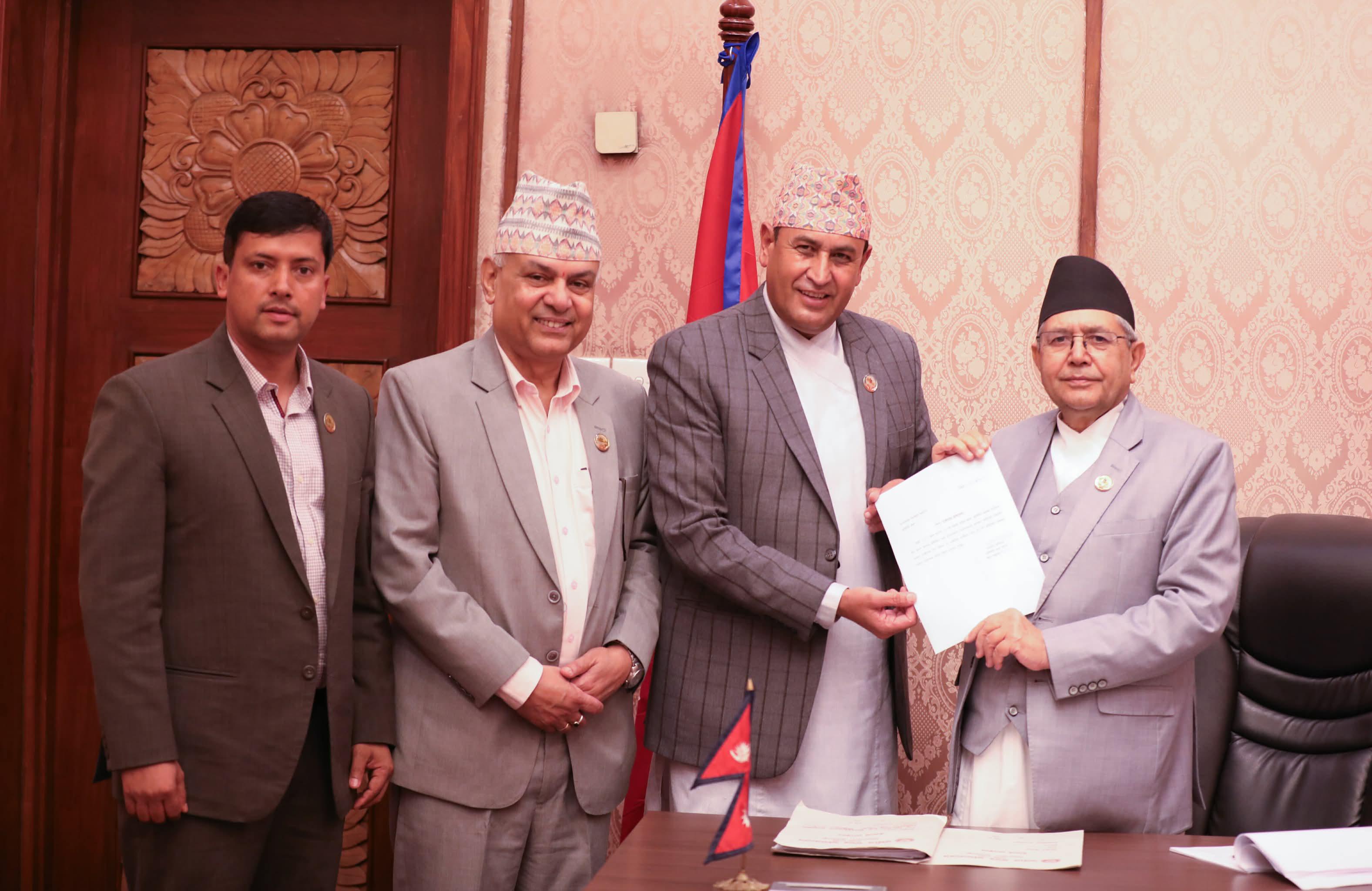 सभामुखलाई खतिवडाले बुझाए राजीनामा 