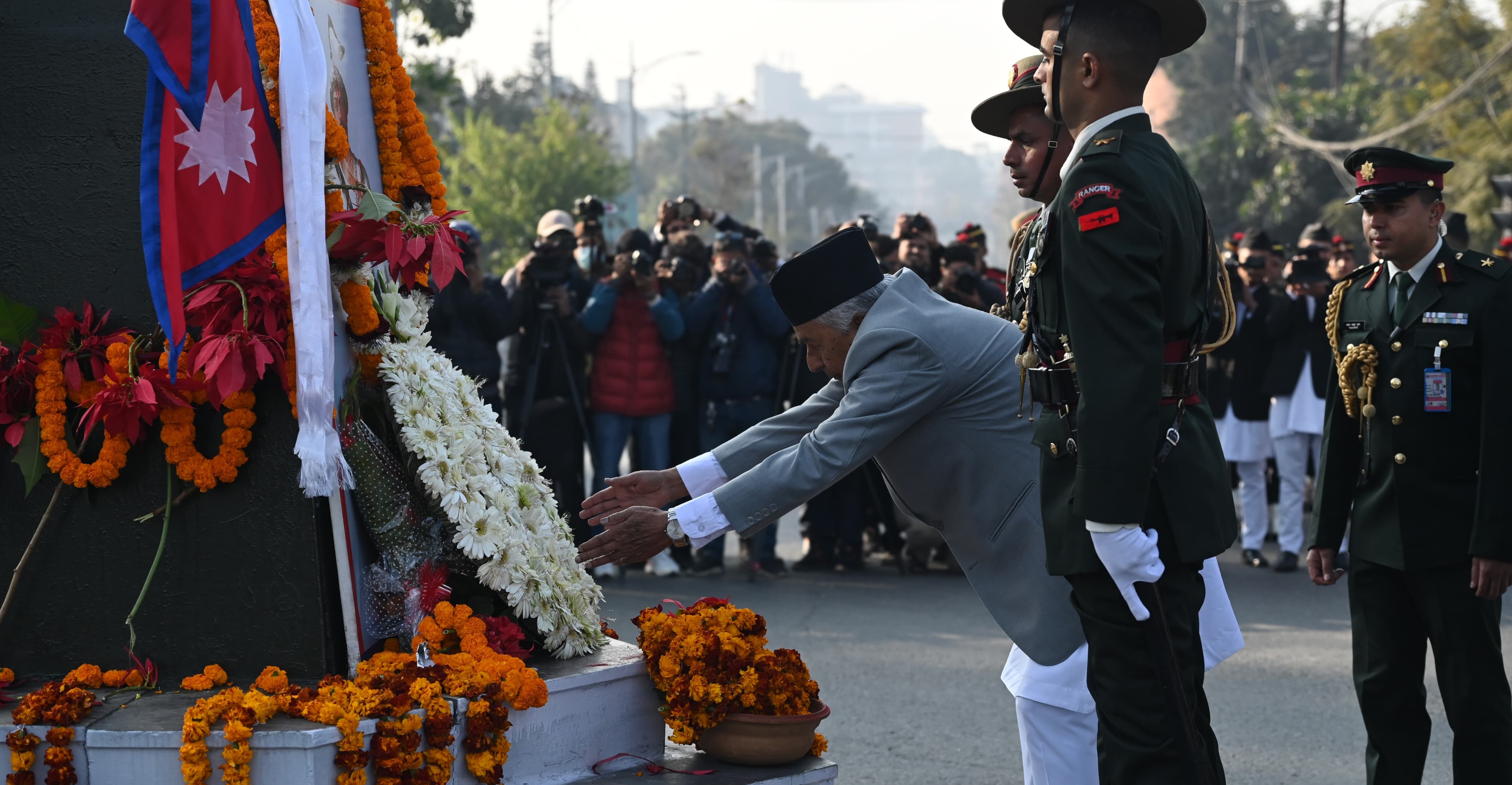 राष्ट्रपति पौडेलद्वारा पृथ्वीनारायण शाहको शालिकमा माल्यार्पण [तस्बिरहरू]