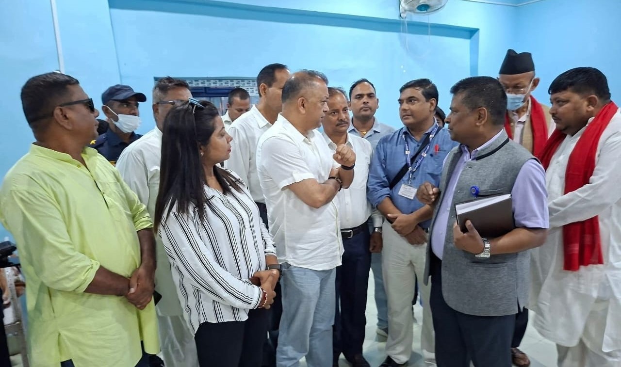 हैजाका बिरामीको स्वास्थ्य बुझ्न महामन्त्री थापा नारायणी अस्पतालमा