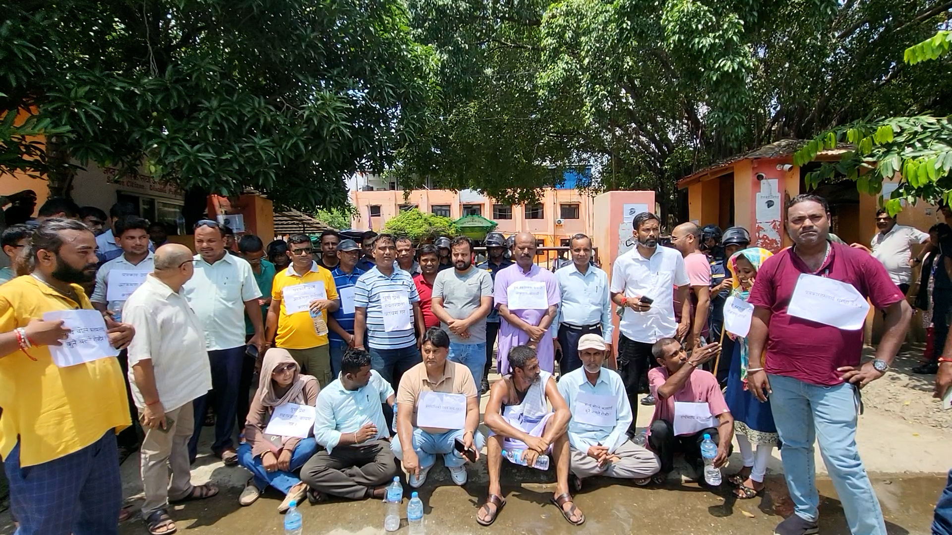 धनुषा जिल्ला प्रशासन कार्यायल अगाडि पत्रकारहरूले गरे प्रदर्शन