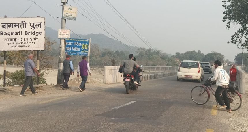 बागमती खोलामा भासिएको पुलको मर्मत गरियो 