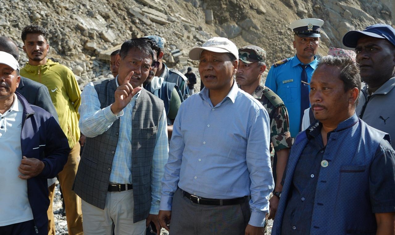 क्षतिग्रस्त विपी राजमार्ग जतिसक्दो छिट्टो सञ्चालनमा ल्याउन मन्त्री घिसिङको निर्देशन