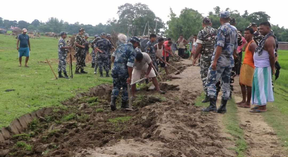 दशगजामा सडक निर्माणमा आएका भारतीयलाई सशस्त्र प्रहरीले लखेट्यो