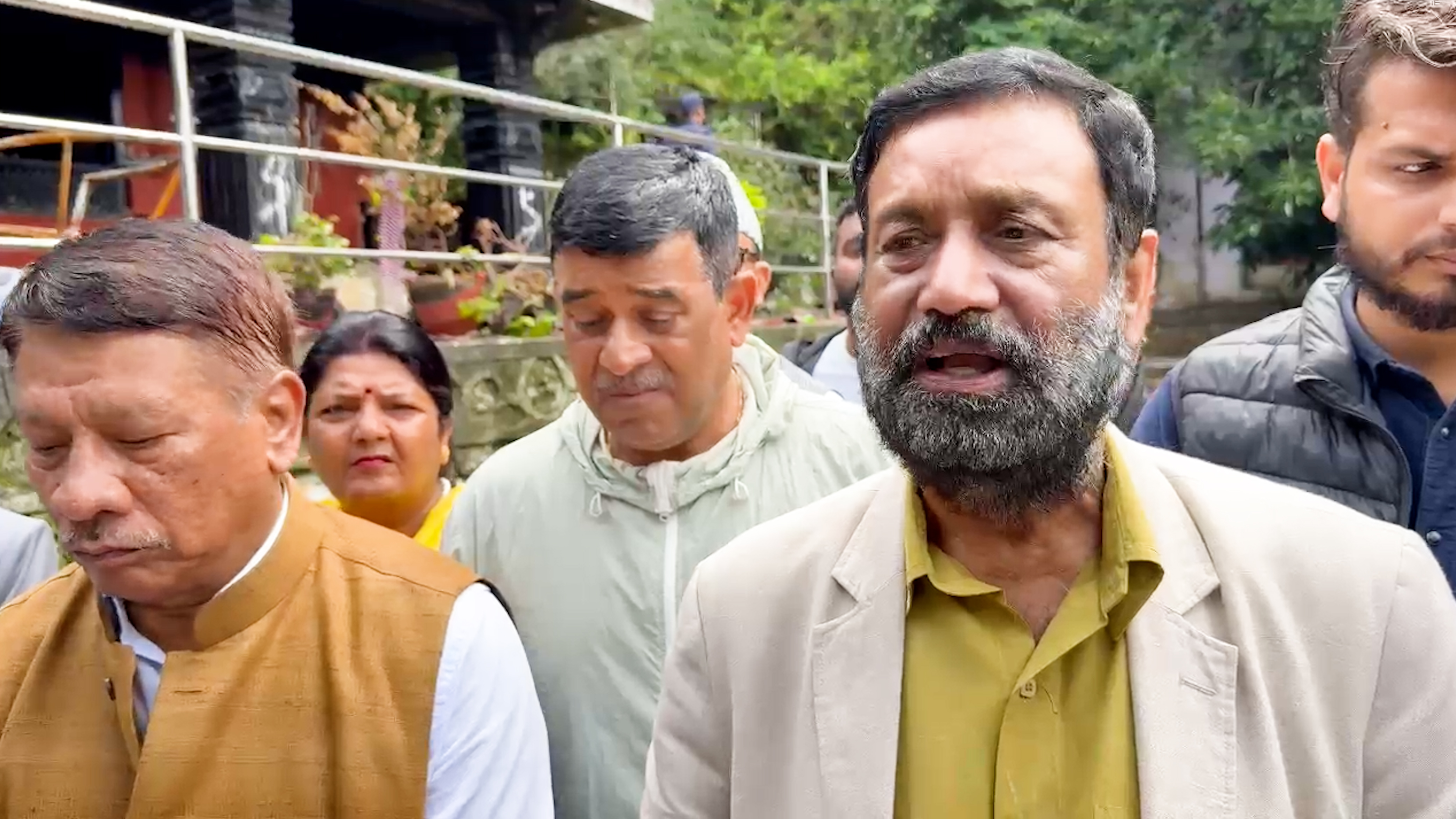 किसुनजीको आश्रम पुगेका निधिले भने– शान्ति र धैर्य कायम राखौं