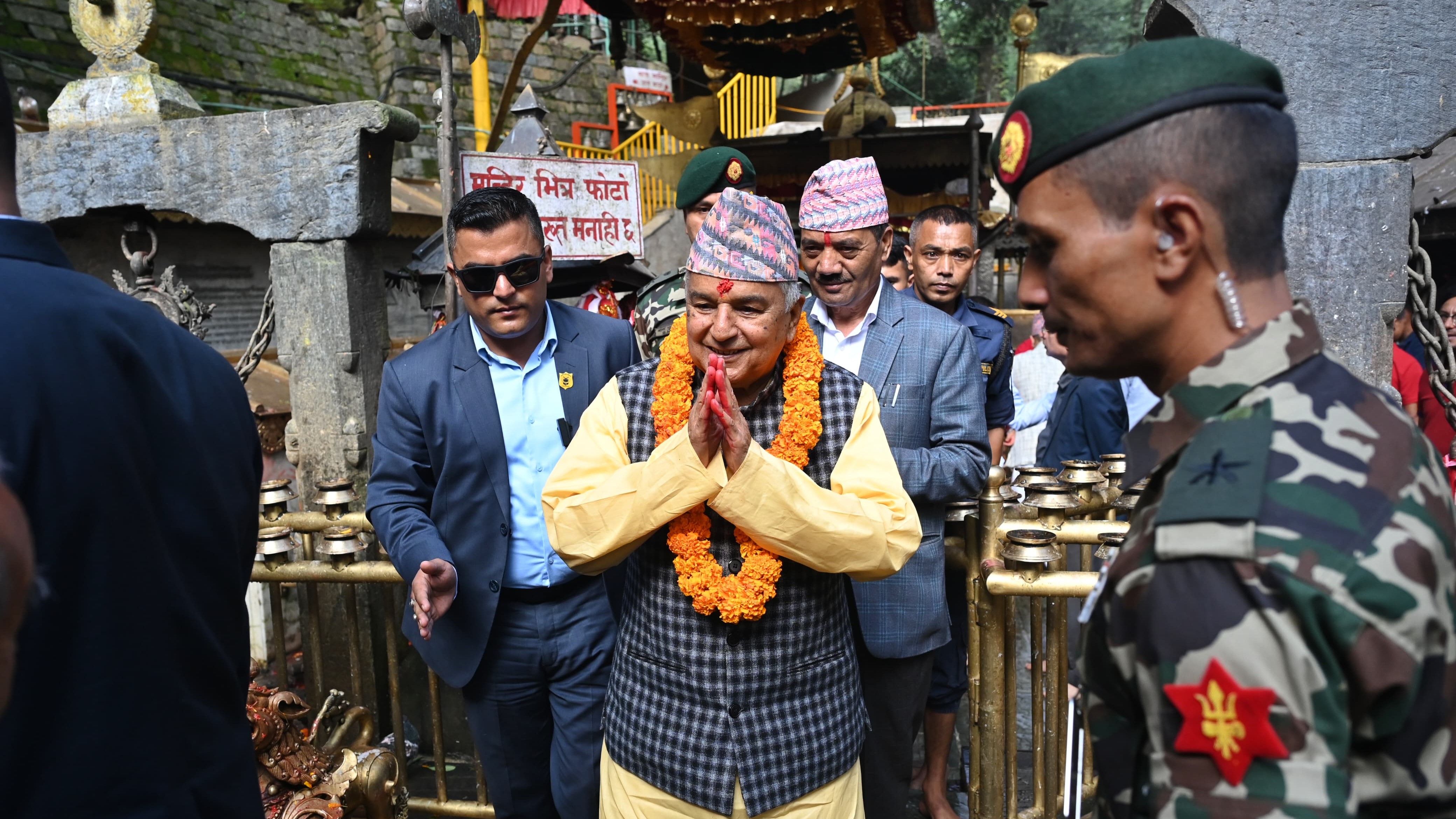 दक्षिणकाली मन्दिरमा राष्ट्रपति पौडेलले गरे दर्शन [तस्बिरहरू]