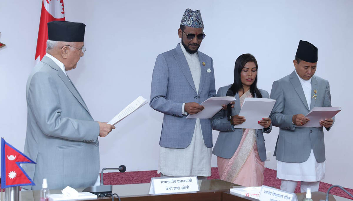 नवनियुक्त तीन राज्यमन्त्रीले लिए सपथ
