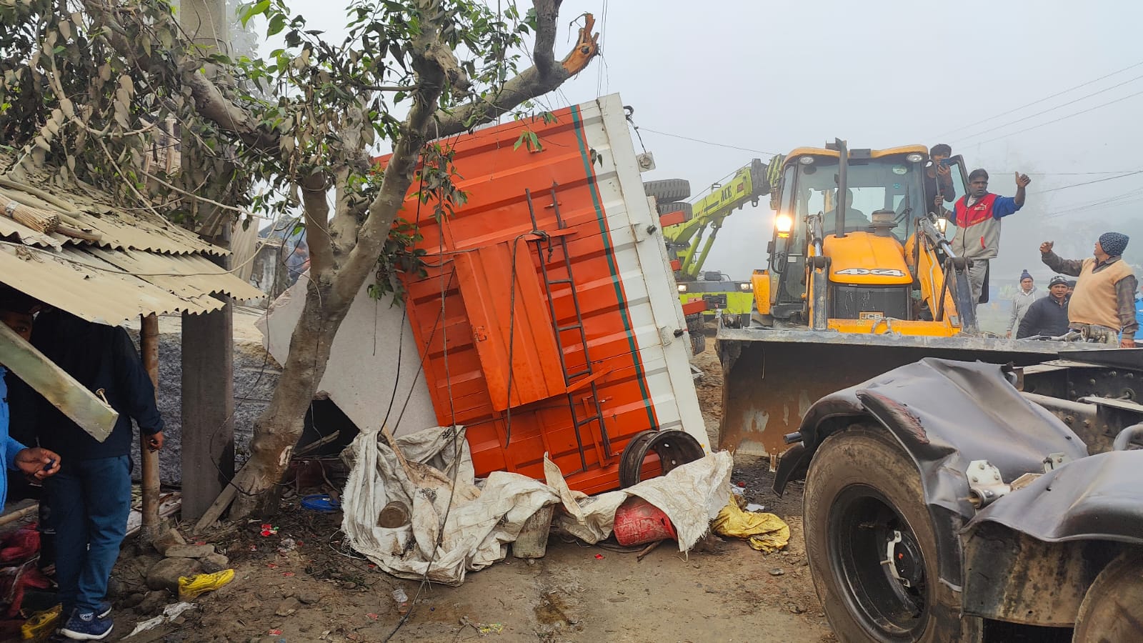 मालबाहक ट्रक पल्टिँदा तीन बालबालिकासहित चार जना घाइते