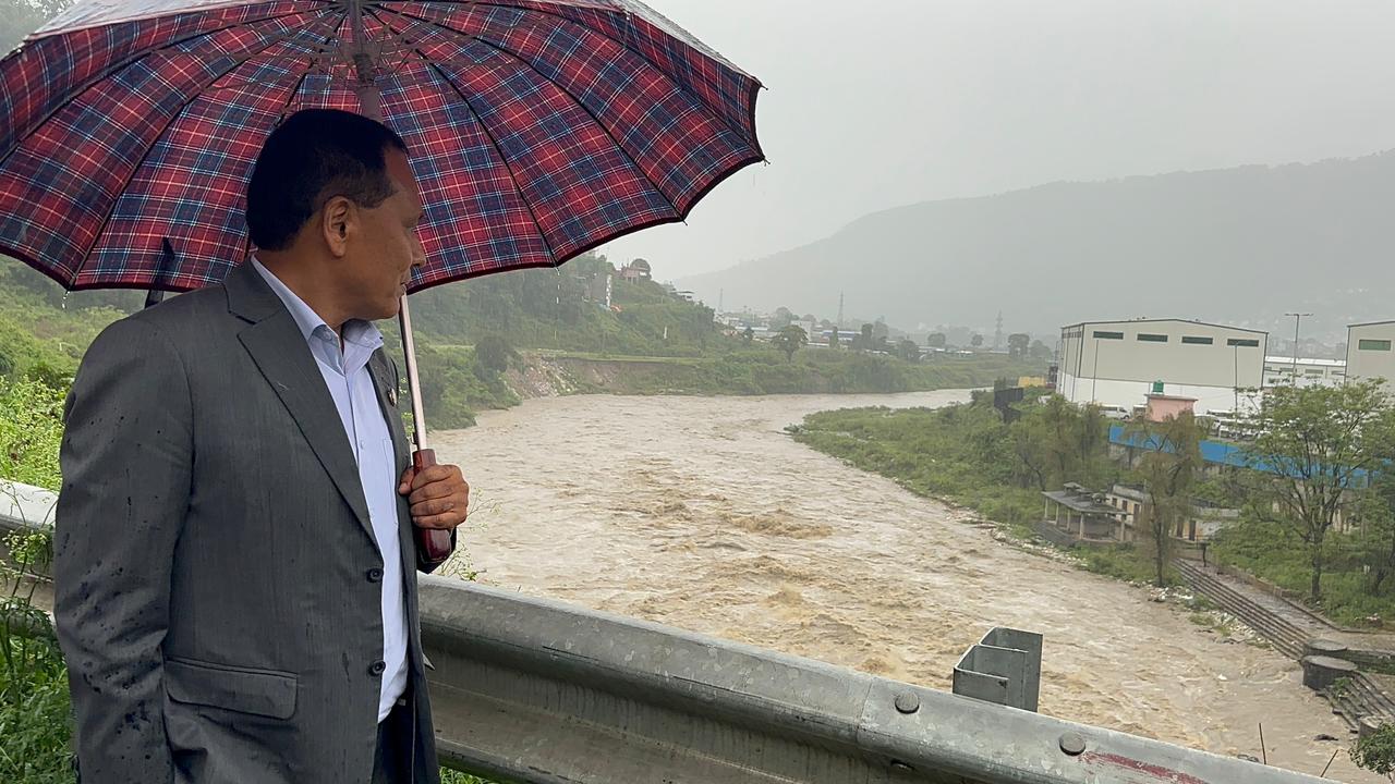 मन्त्री घिसिङसहितको टोलीद्वारा चोभार–गल्छी क्षेत्र निरीक्षण