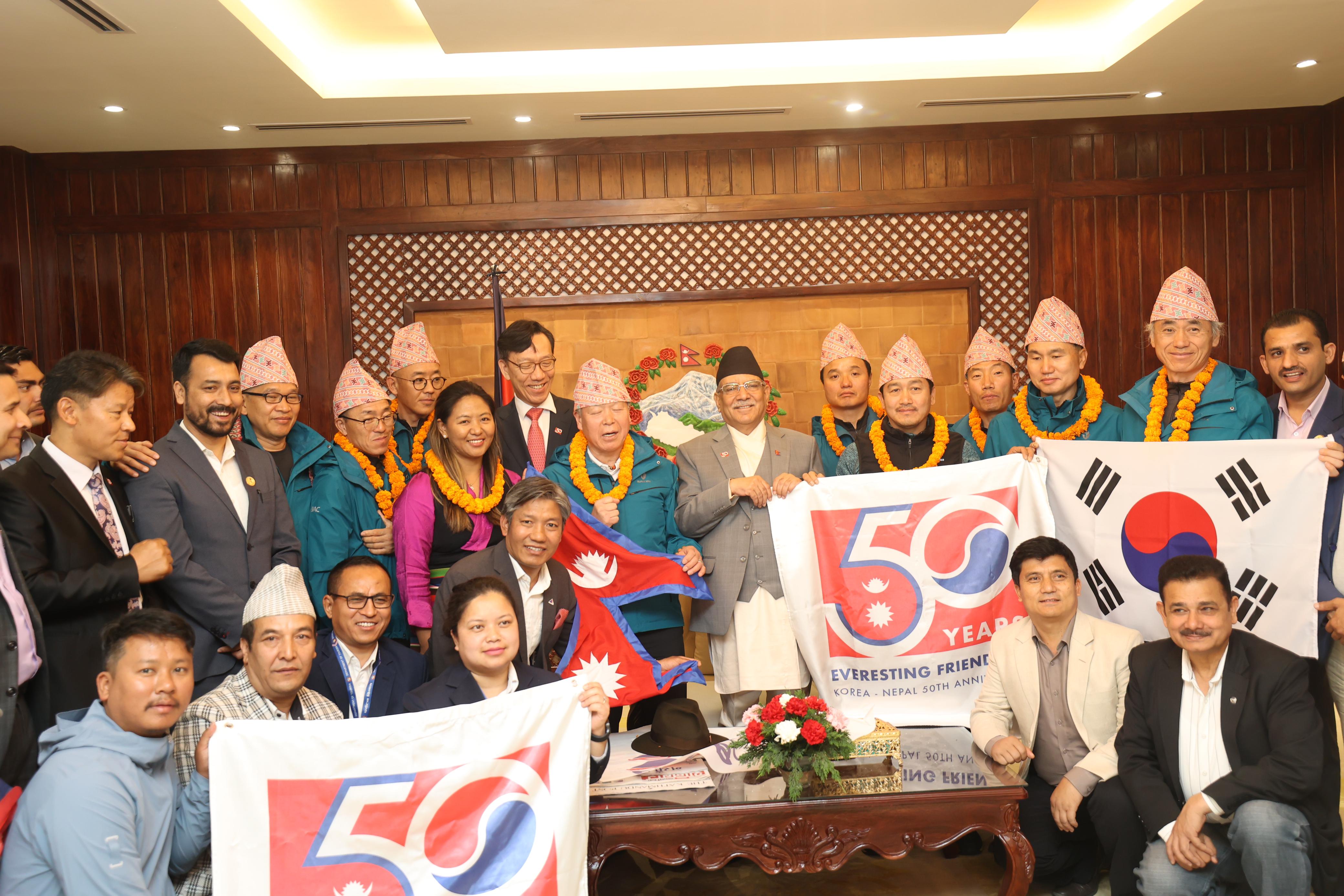 जुगल हिमाल चढ्ने पर्वतारोहीलाई प्रधानमन्त्री दाहालले गरे बिदाइ 