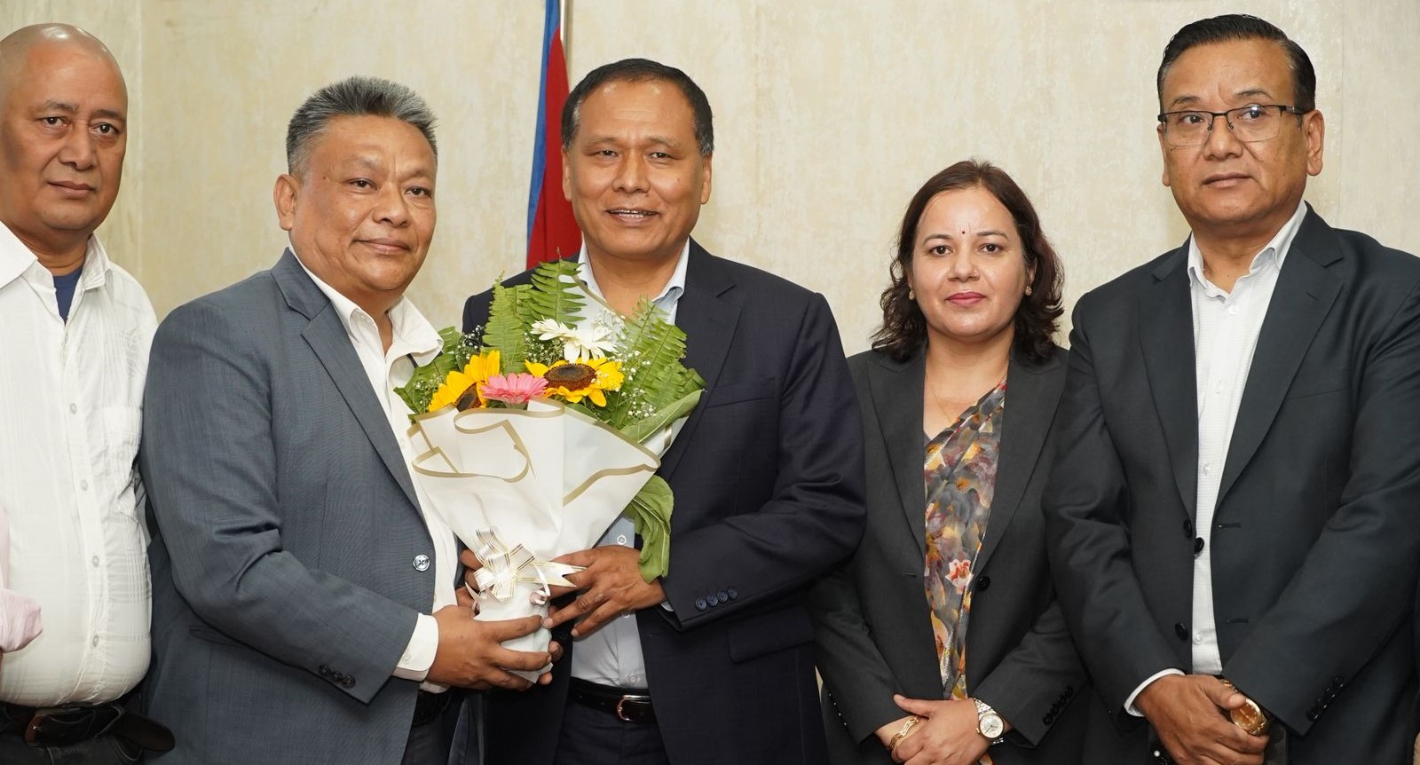 जीर्ण आयोजनाका ठेक्का काम नगर्ने व्यवसायीसँग मात्र तोडिनेः मन्त्री घिसिङ