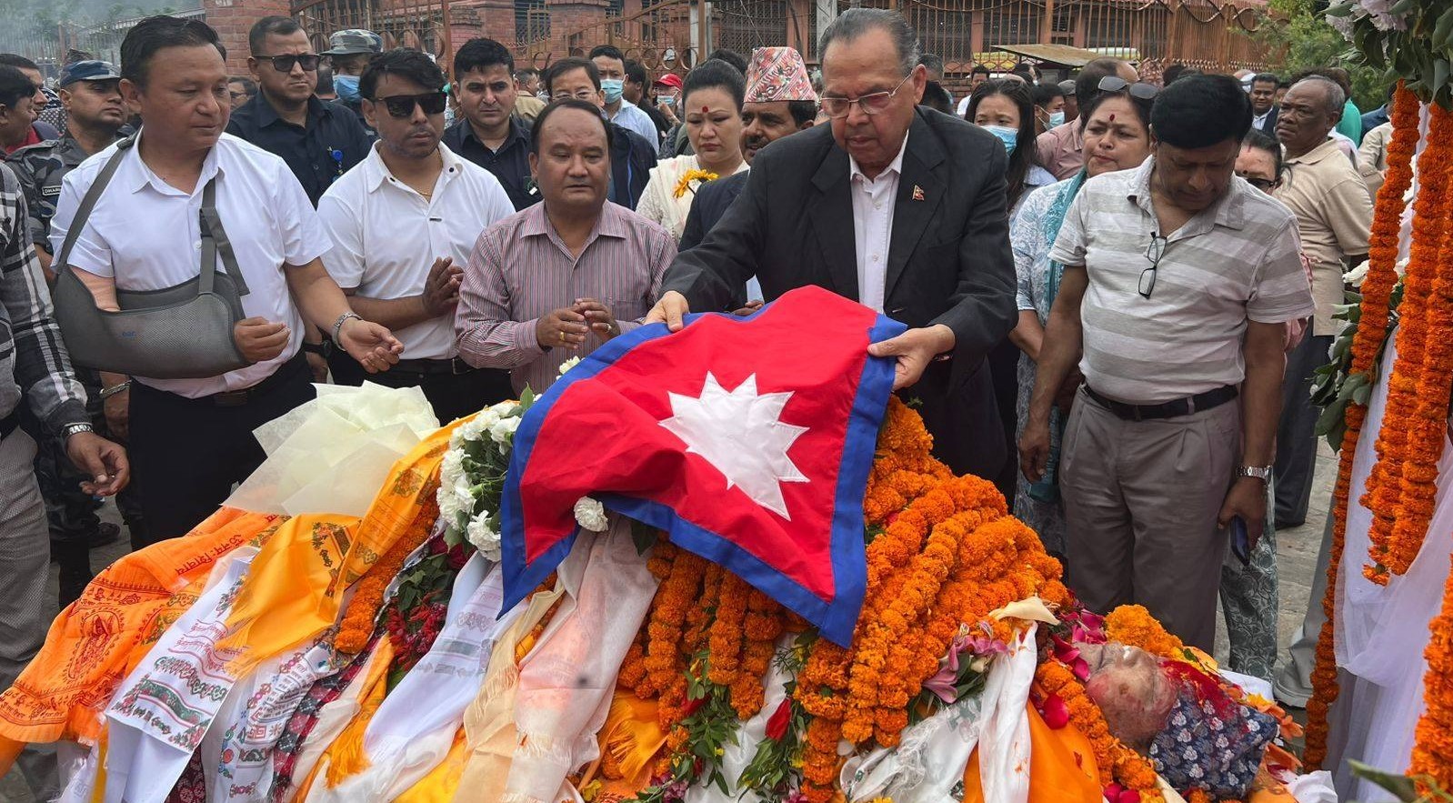 बरिष्ठ साहित्यकार रसिकको अन्तिम संस्कार, झलनाथले ओढाए राष्ट्रिय झन्डा