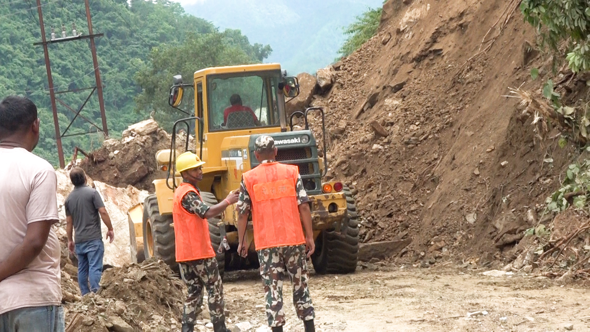 बागझोरामा पहिरो पन्छाउँदै एकतर्फी सडक सञ्चालन