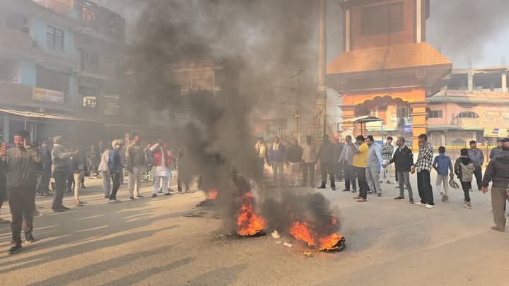 गौरमा नगर प्रमुखविरुद्धमा टायर बालेर प्रदर्शन