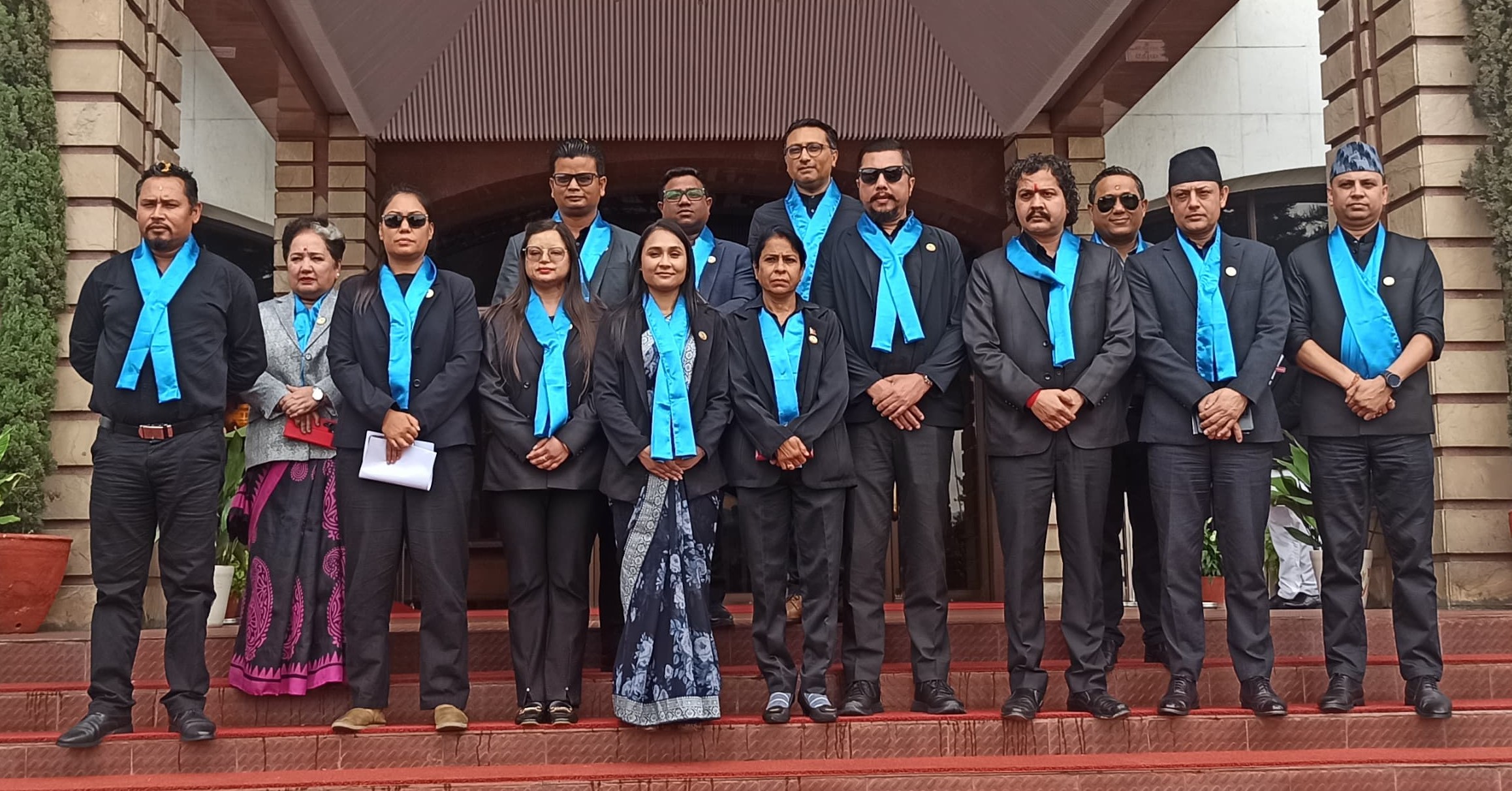 रास्वपाका सांसदहरु कालो पोशाक र निलो रिबन लगाएर सदनमा